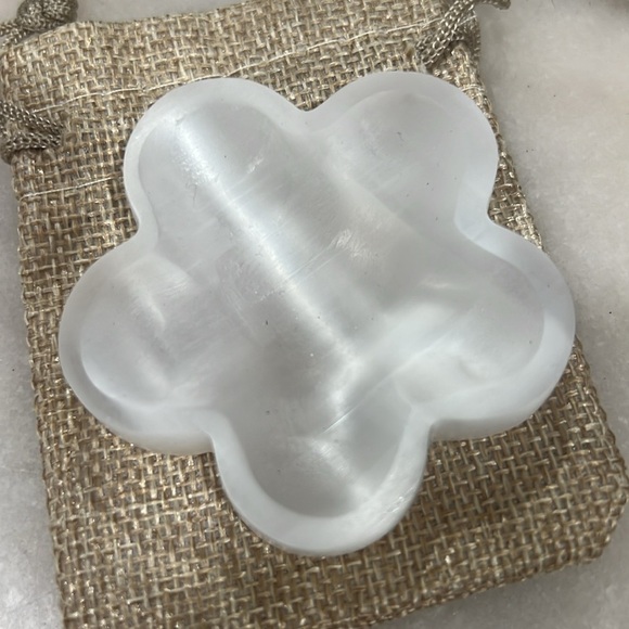 Selenite Flower-Shaped Dish - Picture 5 of 7